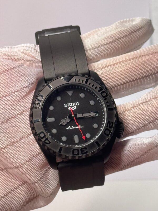 SEIKO MOD SKX007 “BLACK & RED THUNDER”